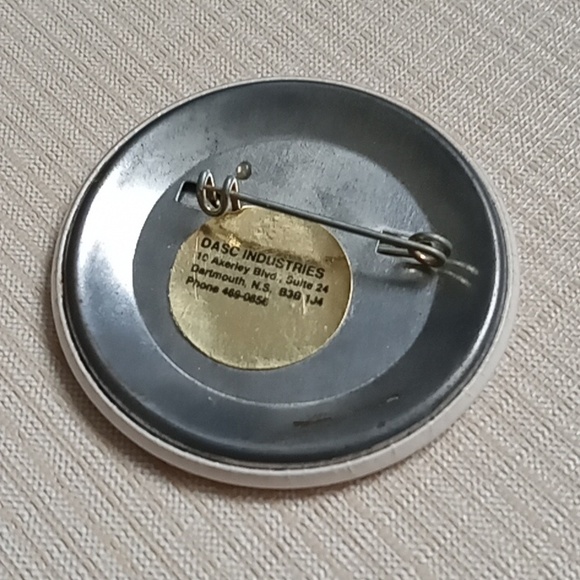 Retro Pin. Canada "pollution free zone" - Picture 2 of 3